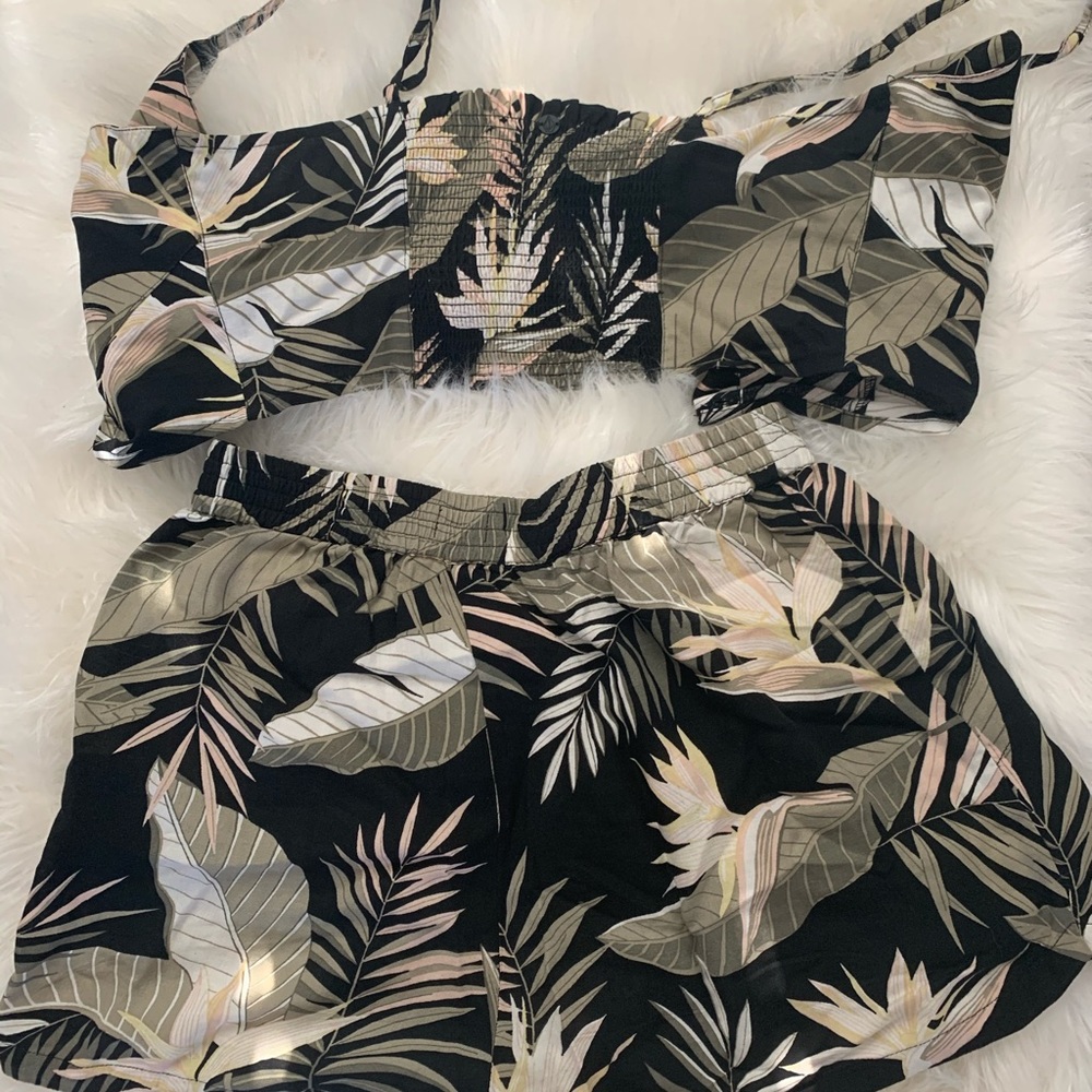 I am selling a Volcom floral set